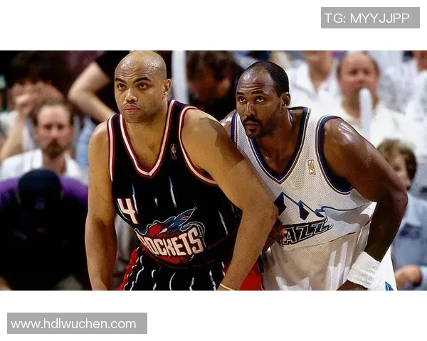 霍华德与卡尔马龙巴克利激烈对抗引发的篮球争议与讨论